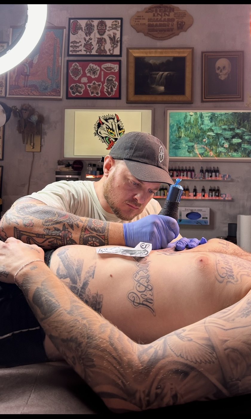 Greg tattooing a client
